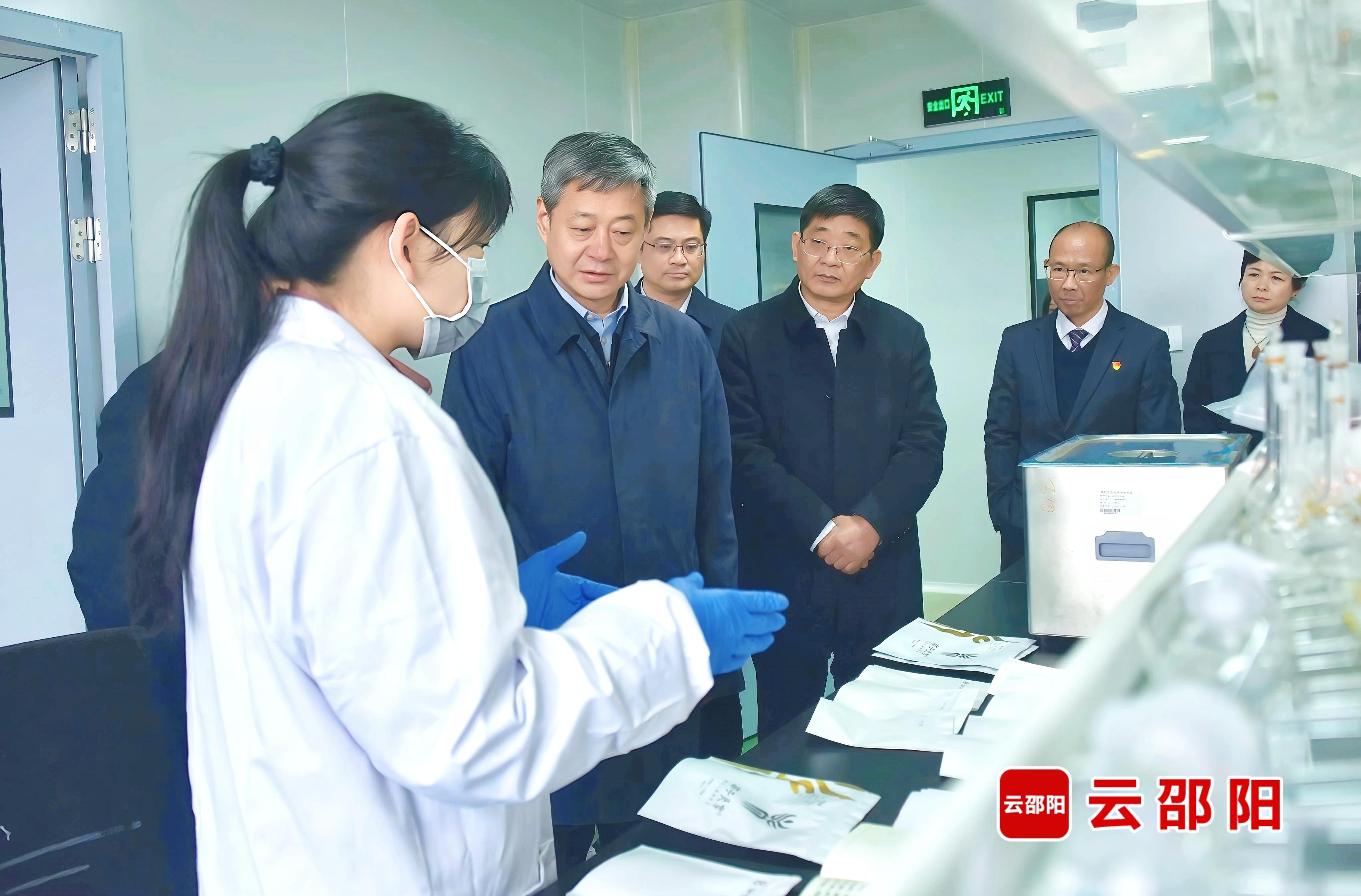 严华专题调研农业科技创新及产业融合发展工作